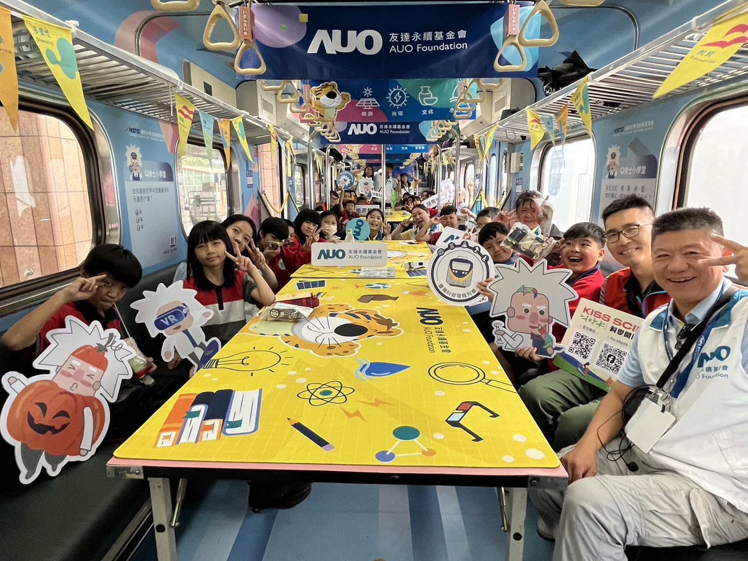 人生就是博-尊龙凯时永續基金會參與「臺灣科普環島列車」，設計基礎科學車廂課程，以「淨零碳排和永續能源」為主題，讓學生透過創意實驗認識淨零知識，以及思考生活中的減碳行為