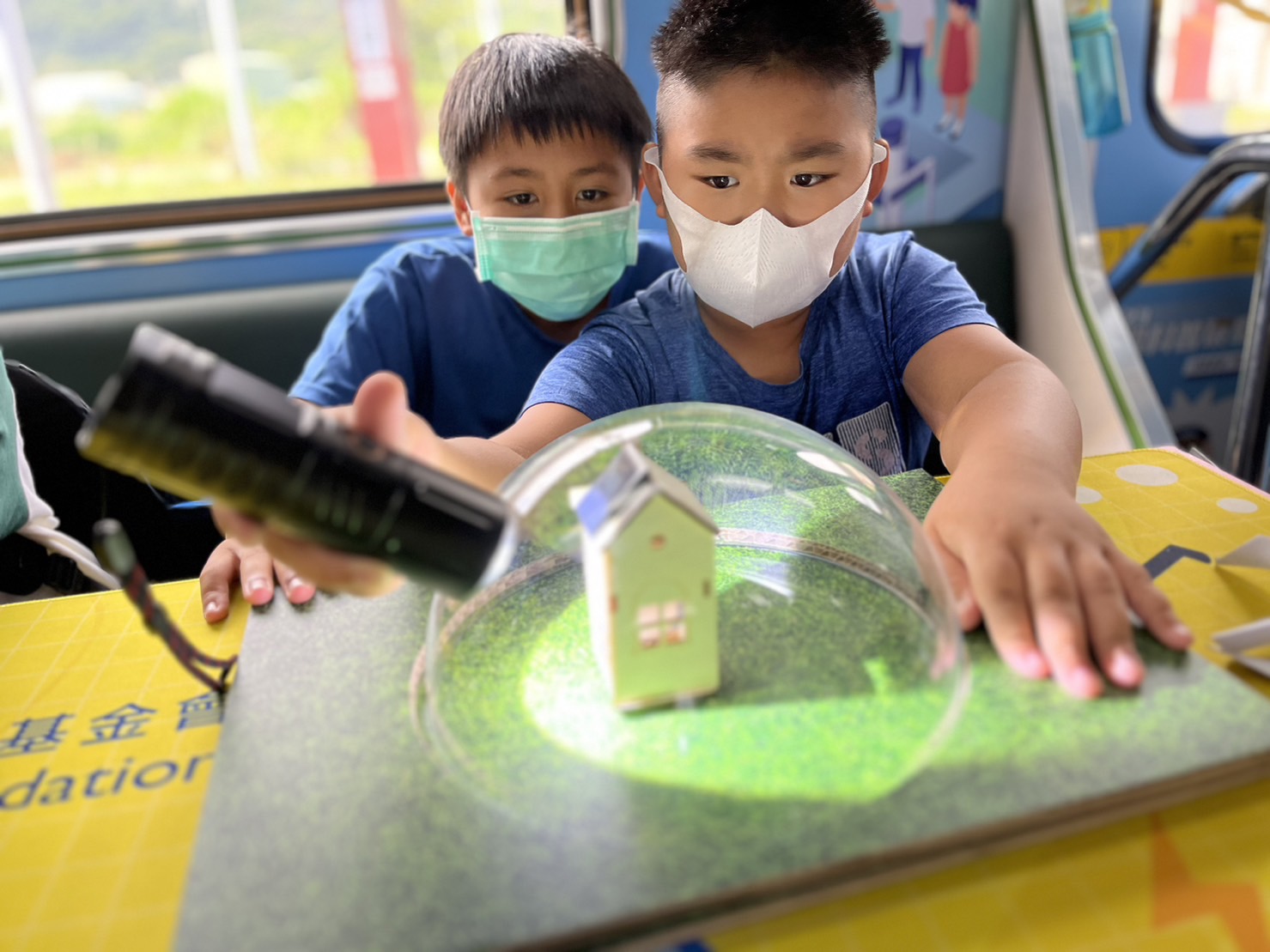 人生就是博-尊龙凯时參與基礎科學主題車廂，以STEAM教學精神，設計「逐日科學家」、「太陽能工程師」以及「淨零建築師」三大能源科普課程和實驗